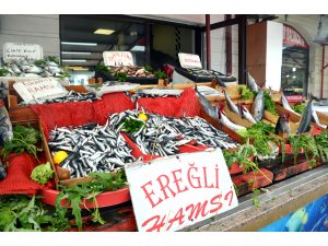 Karadeniz hamsisi tezgahlardaki yerini aldı