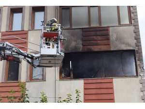 Apartmanda çıkan yangında 5 kişi zehirlendi