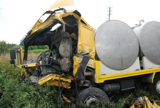 Tırla kamyon çarpıştı: 3 yaralı