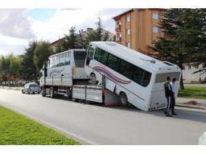 Tırdan düşen otobüs şaha kalktı