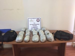 Durdurulan araçtan 10 kilo esrar çıktı, 5 şüpheli tutuklandı