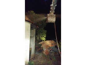 Dursunbey’de tek katlı ev alevlere teslim oldu