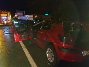 Otomobil park halindeki tıra çarptı: 2 ölü