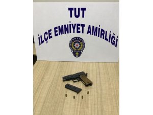 Tut polisi uygulamada silah ele geçirdi