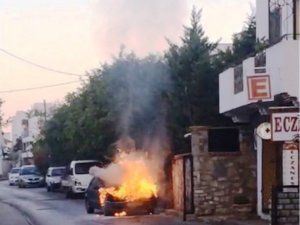 Bodrum’da park halindeki otomobil alev alev yandı