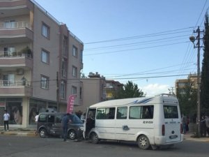 Yolcu minibüsü ile hafif ticari araç çarpıştı: 2 Yaralı