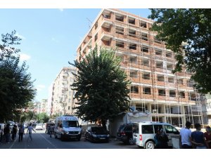 Onlarca kiloluk sunta baretsiz işçinin üzerine düştü