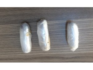 Uyuşturucuyu makatlarına gizlemişler