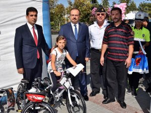 Hatalı ebeveynlerini uyaran çocuklara bisiklet