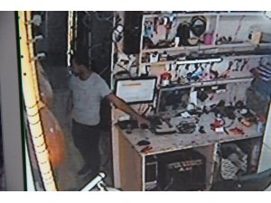 Bir dakikalık boşlukta telefonu çaldı
