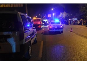 Ticari araç park halindeki kamyona çarptı: 1 ölü, 1 yaralı