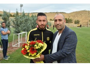 Malatyalı taraftarlar Adem Büyük’e destek olurken, Abdullah Avcı’yı ise kınadı
