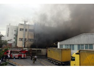 Küçükçekmece’de tekstil fabrikasındaki yangın söndürüldü