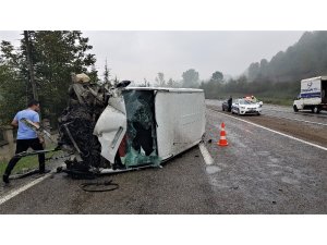 Duvara çarpan kamyonet devrildi: 2 yaralı