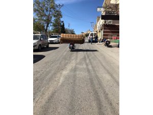Motosikletle kanepe taşıyan sürücü pes dedirtti