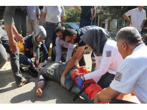 Otomobil ile elektrikli bisiklet çarpıştı: 2 Yaralı