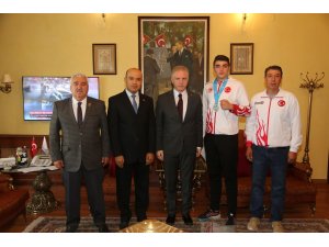 Vali Gül, başarılı sporcuları ödüllendirdi