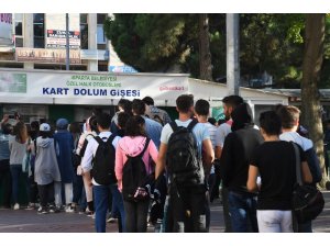 Öğrencilerin 1 liraya ulaşım yoğunluğu, uzun kuyruklar oluşturdu