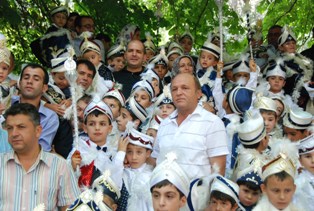 105 çocuk erkekliğe ilk adımını attı