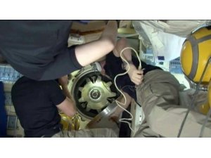 Kozmonotlar ve astronotlar dünyaya geri döndü