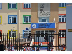 Öğrencinin üzerine okulda dolap devrildi