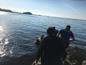 Ölmek isteyen genci, polisler suya atlayarak kurtardı