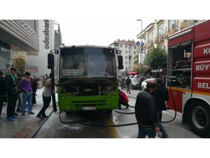Sürücü, yolcuları tahliye etti, otobüsten alevler çıkmaya başladı