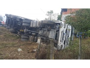 Tır evin bahçesine daldı: 1 yaralı