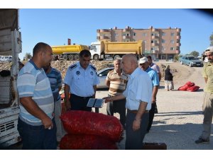 Nurdağı’nda zabıtalar pazarcı tezgahlarını denetledi