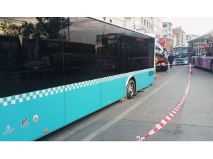 Kadıköy’de yol çöktü, özel halk otobüsünün tekeri içine düştü
