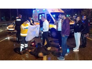 Minibüs yayalara çarptı: 1 ölü, 1 yaralı