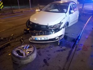 Cevizlibağ’da otomobil tramvaya çarptı: 2 yaralı