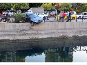 Sulama kanalına düşmekten çarptığı ağaç sayesinde kurtuldu