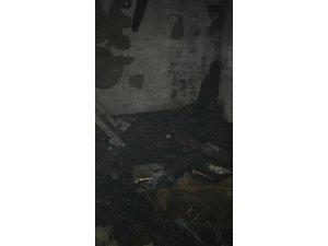 Çatıda başlayan yangın evi küle çevirdi