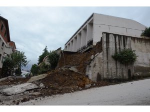 Ordu’da okulun istinat duvarının çökmesi