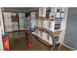 Su borusu patladı, 1 ev ve 1 iş yeri deposu sular altında kaldı