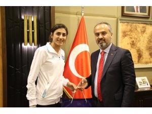 Dünya şampiyonu tekvandocu artık Büyükşehir için dövüşecek