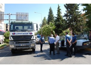 Beton mikseri otomobille çarpıştı