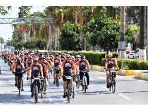 Bisiklet tutkunları caretta kaplumbağaları için pedal çevirdi