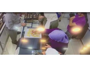 1 dakikada 20 bin liralık altın çaldılar
