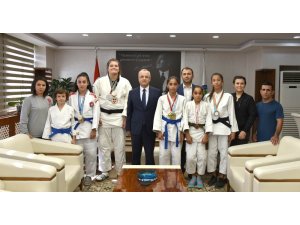 Şampiyon judocular sevincini Başkan Kayda ile paylaştı