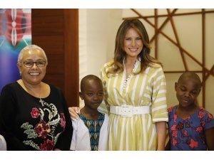 Melania Trump Kenyalı kızların dans gösterisini izledi