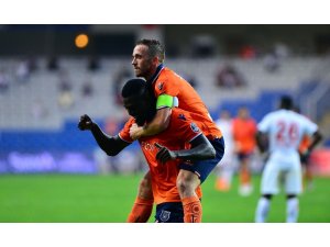 Başakşehir’in forvetleri Fenerbahçe’ye yaklaştı