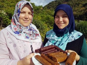 Girişimci kız kardeşler taze incirden pestil yaptı