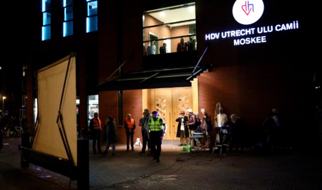 Hollanda'da ırkçı gruptan cami önünde provokasyon!