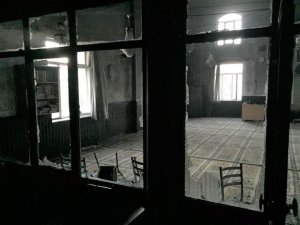 İmam odasında çıkan yangında cami zarar gördü