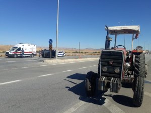 Otomobil traktör ile çarpıştı: 2 yaralı