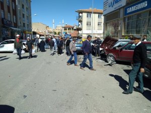 Sürücüsü direksiyon hakimiyetini kaybeden otomobil 7 araca çarptı: 3 yaralı