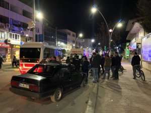Akyazı’da otomobile çarpan motosikletteki 2 kişi yaralandı