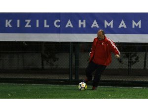 AK Partili vekiller ve bakanlar yeşil sahada ter döktü